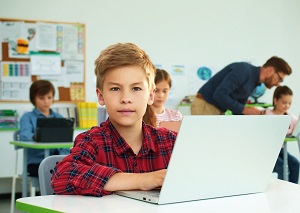 laptop uczen w klasie